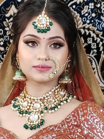 A lovely Kundan set with green and white stones, perfect for a bride or bridesmaid. This set is available for rent at a very affordable price.