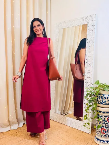 This solid magenta co-ord set is a beautiful, rich color. The boat-neck kurta and straight pants make for a very clean and modern silhouette.