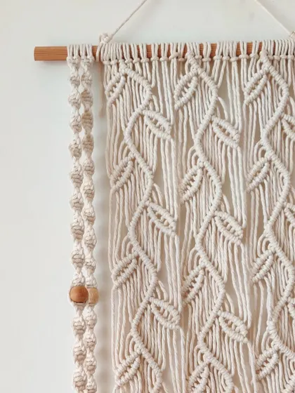 A close-up of the beautiful leaf pattern on the macrame wall shelf.