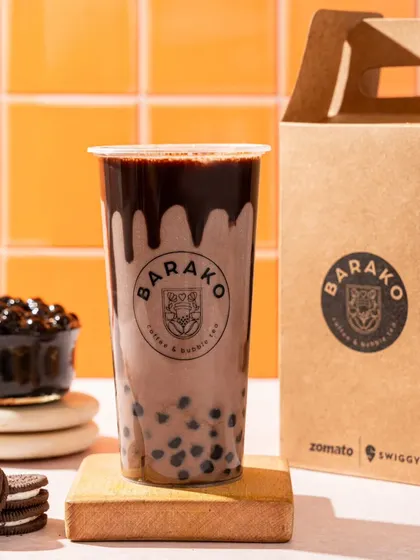 An Oreo chocolate bubble tea from Barako. The composition includes Oreo cookies to clearly communicate the flavour of the drink.