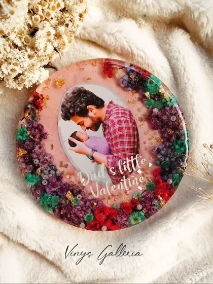 The most beautiful frame ever made for a client. This was a Valentine's gift featuring a newborn baby photo, surrounded by multicolor daisies for a vibrant and elegant finish.