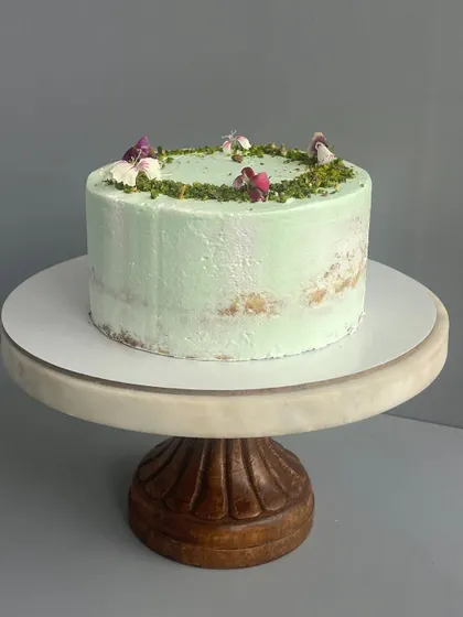 If you're not a fan of too much cream, my semi-naked cakes are the perfect choice. This style, shown here on a classic chocolate cake, gives you just a light scraping of frosting, keeping it moist while focusing on the rich flavor of the cake itself.