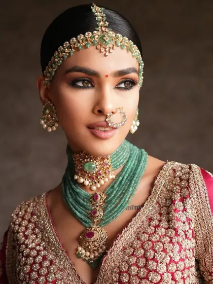 A close-up on a regal bridal look featuring a multi-layered necklace and matha patti. I teach how to balance intricate jewelry with makeup that is strong yet doesn't compete for attention.