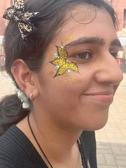 This golden glitter butterfly is perfect for a sunny day. The warm tones look beautiful on the skin and catch the light wonderfully.