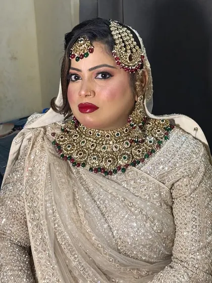 A full view of the bride's semi-bridal look. She requested a heavy style with bold lips, and the final result was a glamorous transformation that she loved.