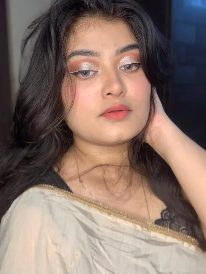 A final shot of the elegant silver glitter eye makeup.