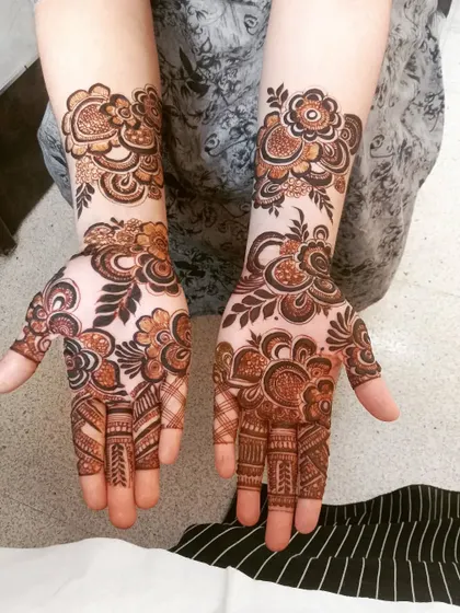 A beautiful non bridal design with a mix of floral and leafy patterns. The design is intricate and covers the hands beautifully.
