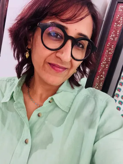 A simple linen shirt and jeans kind of day. Even with a minimal outfit, I like to add a touch of sparkle with a dainty chain and tiny hoops.