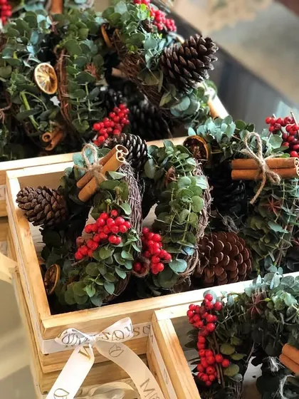 For the holiday season, I create custom festive gifts like these mini wreaths. Made with fresh eucalyptus, red berries, cinnamon sticks, and pinecones, they are perfect for corporate giveaways or as charming additions to your home decor.