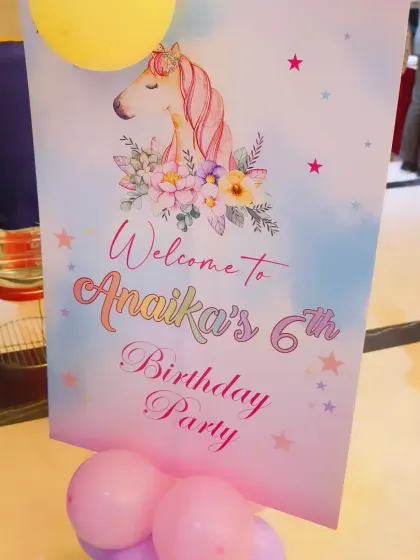 Every guest should feel welcome. We create custom welcome signs, like this one for Anaika's 6th birthday, to greet guests and introduce the party's unicorn theme from the very first moment.