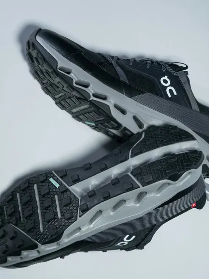 A top-down and bottom-up view of the On Running Cloudhorizon, showing the CloudTec Phase cushioning.