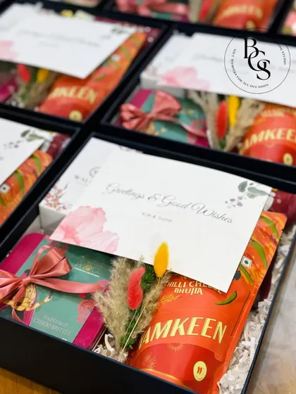 Another version of a thank you gift, this time with a focus on savoury snacks. The consistent branding and elegant presentation make it a perfect corporate gift.