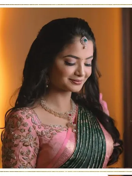A soft and dreamy look for this bride. The combination of a pink and green saree with soft, romantic makeup creates a look of understated elegance.