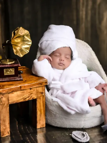 Even the tiniest clients have an old soul. For this newborn session, I used a vintage gramophone prop to create a timeless, peaceful portrait. My newborn shoots are always calm and comfortable, ensuring your baby is safe and relaxed while I capture these fleeting moments.
