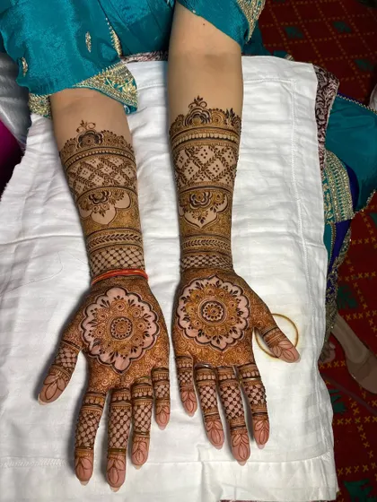 A classic Rajasthani design with a beautiful mandala on the palm. The fine `jaali` work and traditional borders make this a timeless choice for any occasion.