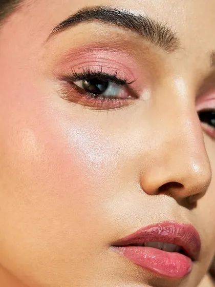 One of the best looks of the day by Harpreet. The skin is glowing, the blush is perfectly blended, and the entire look is harmonious.