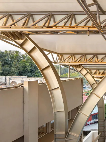 Meticulous detailing ensures long-term performance. The canopy's rainwater management system is concealed within the columns, and the self-cleaning PTFE membrane includes an integrated sprinkler system, minimizing maintenance and visual clutter.