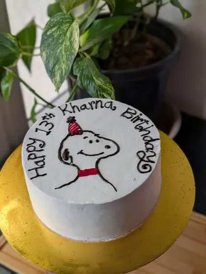 A classic character for a special birthday. This Snoopy bento cake features a hand-piped design on a smooth white buttercream surface. It's a great example of a minimalist yet personal cake for any fan.