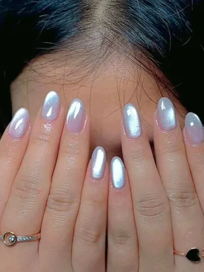A beautiful pearlescent white finish, also known as "glazed donut" nails, for a subtle yet eye-catching shimmer.