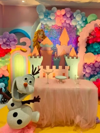 A Disney Princess castle theme featuring Rapunzel and Snow White, with a large 3D Olaf prop in the foreground.