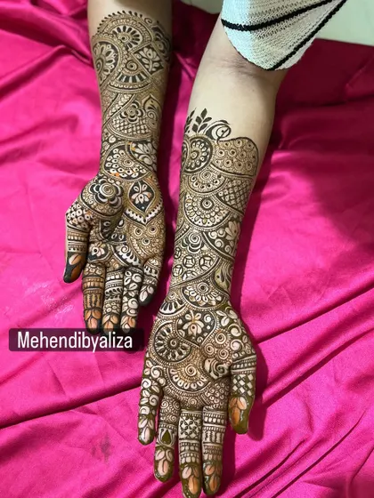 For the love of full, *bhara hua* hands! This design is packed with detail, using bold lines and delicate shading to create a stunning 3D effect that makes the pattern pop. Perfect for when you want your mehendi to make a statement.