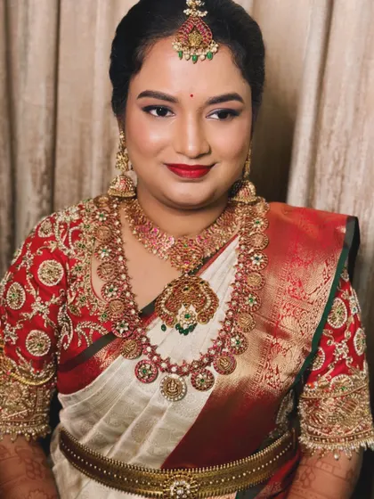 Another shot of Sneha's beautiful and traditional reception look, showcasing the rich colours and intricate jewellery.