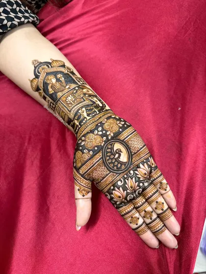 Another angle of the royal entry design, showing how it flows beautifully from the wrist to the palm.