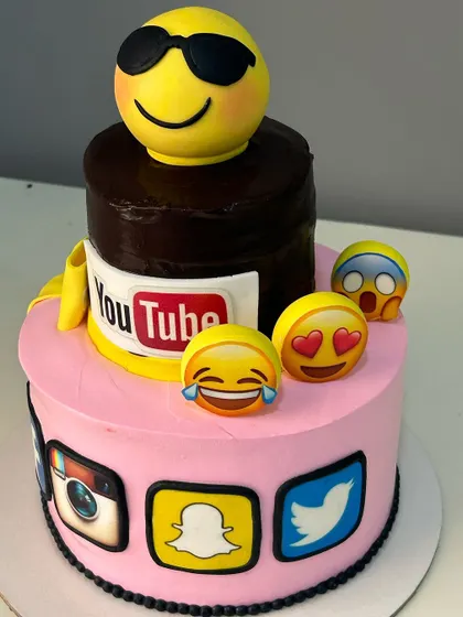 The details on the fondant social media icons, from Instagram to Twitter.