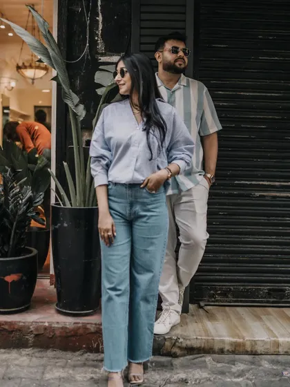 A stylish pose against a modern urban backdrop. This shows how we can use simple city architecture to create a chic and contemporary pre-wedding portrait.
