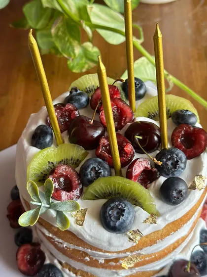 When strawberries are in season, our kitchen is filled with berry goodness. We create everything from rich chocolate strawberry drip cakes to light and fresh naked cakes.