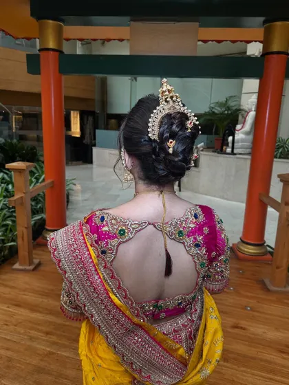 I specialize in creating authentic regional hairstyles, like this traditional Maharashtrian 'khopa' bun. Adorned with classic hair jewelry, this side bun is a beautiful way to honor cultural heritage on your wedding day.