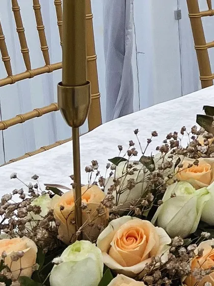 A detailed shot of the beautiful peach and white roses in the floral runner.