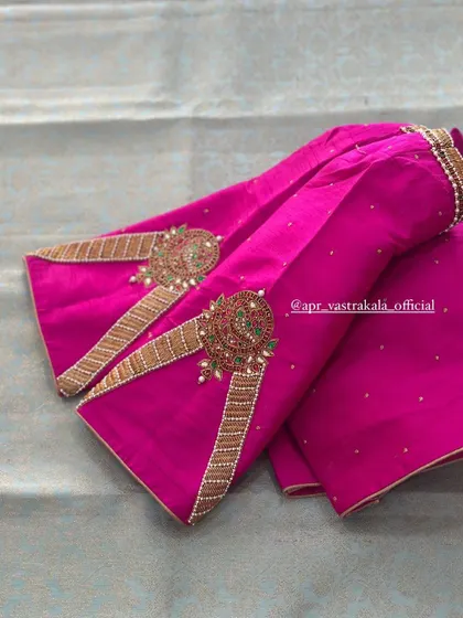 A closer look at the flared sleeves with intricate kemp stone work.