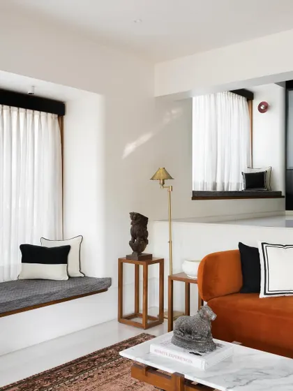 Our design for this multilevel home connects the living and dining areas while giving each its own identity. The split-level layout and cozy bay window seating create interesting visual layers and dedicated zones for relaxation.