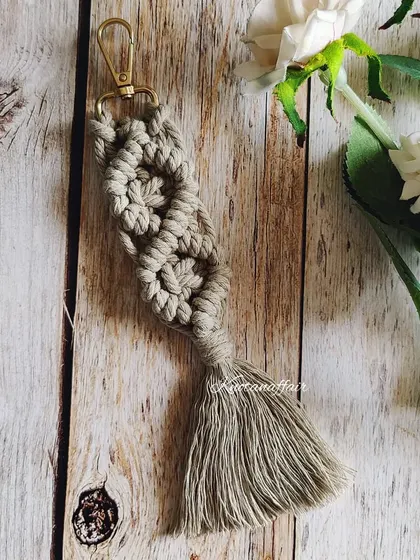 This elegant macrame keychain with a floral pattern is a perfect accessory. It’s a great eco-friendly and sustainable option for bridesmaid hampers or return gifts.