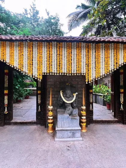 We welcomed guests to this Haldi with a traditional floral toran of marigolds and tuberoses, setting a classic and auspicious tone right from the entrance.
