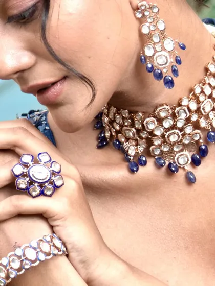 Another angle of this beautiful uncut diamond and sapphire bridal set. This shot highlights the detailed craftsmanship of the choker, earrings, ring, and bracelet, showing how a complete set creates a cohesive and regal look.