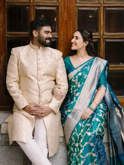 A portrait of the couple. The bride's elegant makeup and hairstyle perfectly complement her traditional saree for the Sakharpuda.