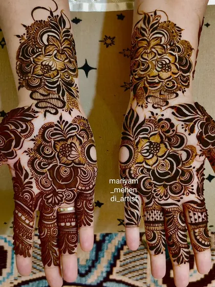 A beautiful Dubai Khaliji mehendi design with a mix of bold and fine lines.
