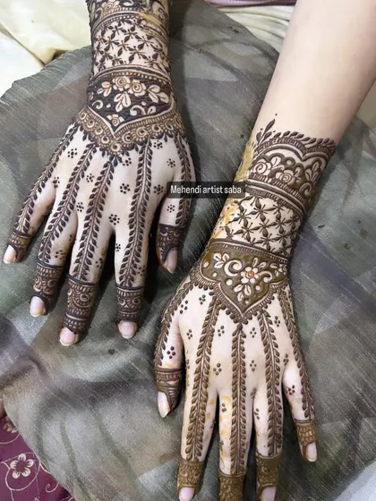A beautiful hathphool (hand harness) style design, where the pattern on the fingers connects to the wristband, mimicking traditional Indian jewelry.