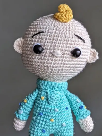 Another close-up portrait of the JJ amigurumi.