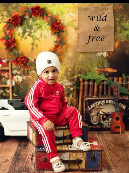 This 'Wild & Free' theme is perfect for adventurous little ones. The rustic props, suitcases, and woodland backdrop create a feeling of exploration.