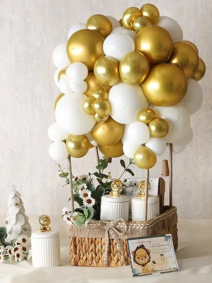 A grand celebration hamper to thank guests for their presence. This hot-air balloon themed gift includes brownies, almond butter cookies, and pistachio brownies.