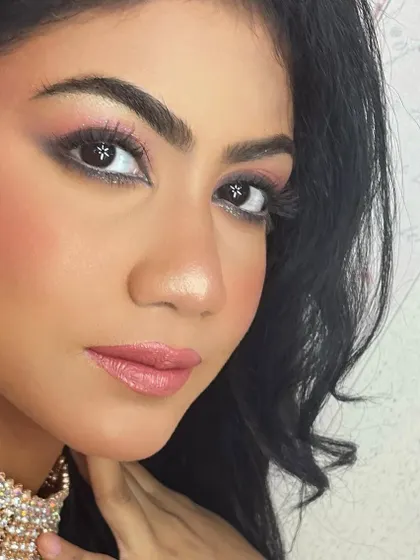 A detailed close-up of the soft glam look. You can see how the individual lashes add dimension and a subtle lift to the eyes, making them appear more awake and expressive.