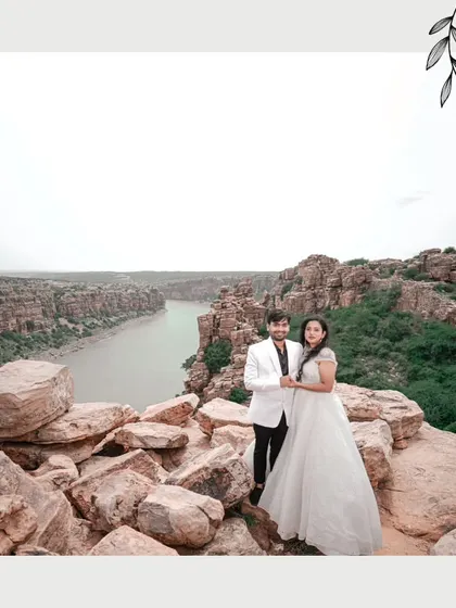 A full-view portrait of the couple at the Gandikota canyon, highlighting their elegant attire and the stunning scenery of their chosen pre-wedding destination.