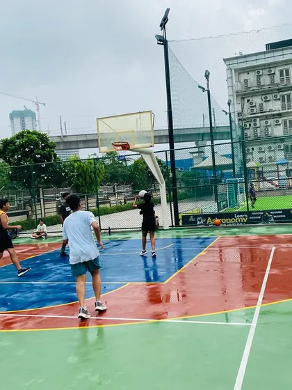 A wide shot of the court during a light drizzle. The game goes on.