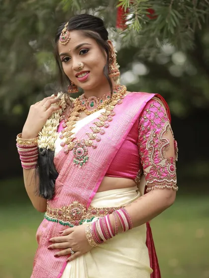This happy bride is wearing a beautiful pink and white kemp jewellery set. The layered design adds depth and elegance to her bridal look.