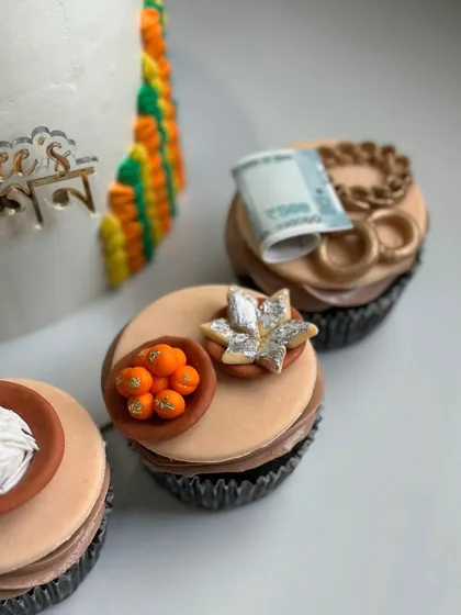 More custom cupcakes with edible money and jewelry, representing blessings for the baby.