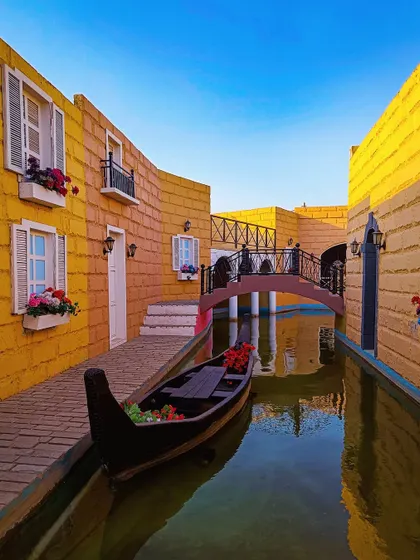 A beautiful, Venice-themed set, perfect for pre-wedding or fashion photoshoots.