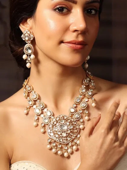This grand polki and pearl necklace set is designed for a cocktail event or a reception, offering a look of pure opulence and timeless charm.